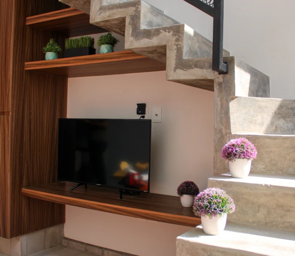 Imagen de una sala con una pantalla de televisión